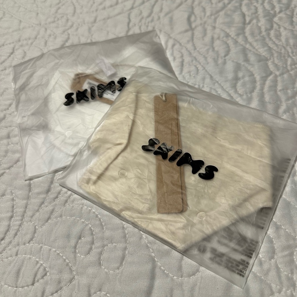 Skims Cream and White thongs 2 pack Large